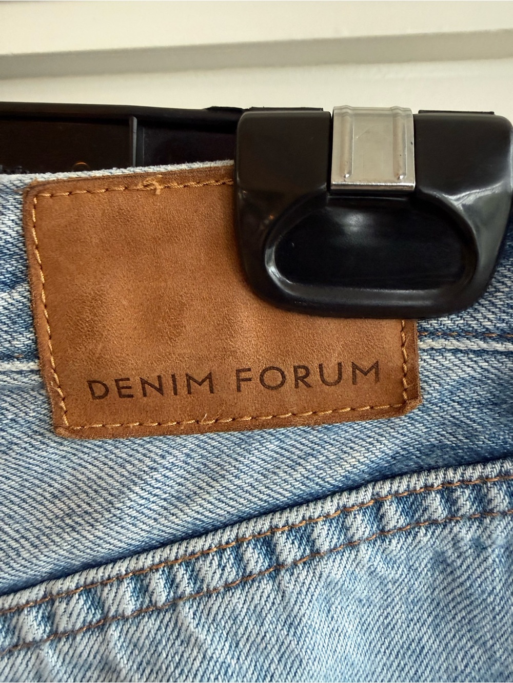 Aritzia Denim Forum High Rise 90’s Jeans - Picture 4 of 13